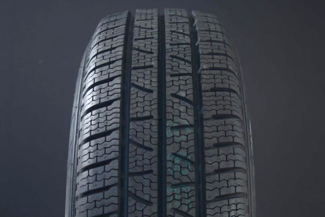 215/70R15 PIRELLI CARRIER WINTER FRIKTION