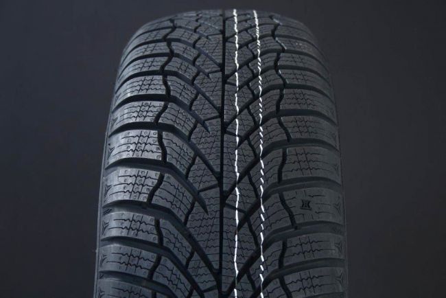 215/50R19 KUMHO WINTERCRAFT WP52 EV FRIKTION