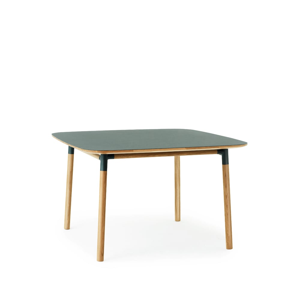 Normann Copenhagen Form ruokapöytä 120 x 120 cm Green, tammijalat