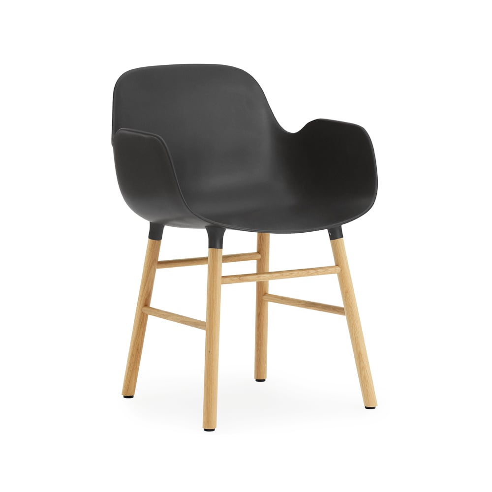 Normann Copenhagen Form käsinojallinen tuoli Black, tammijalat