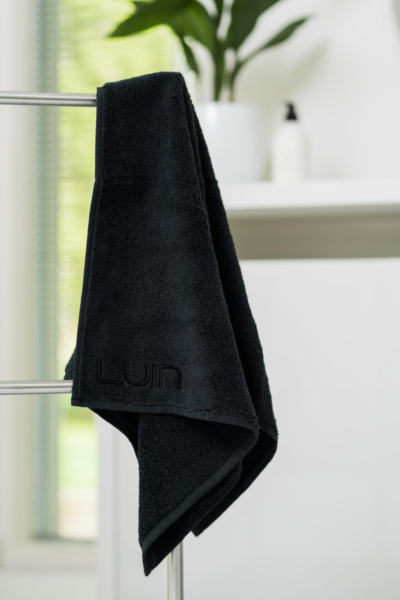 Luin Living Hand Towel large 50×100 cm Black