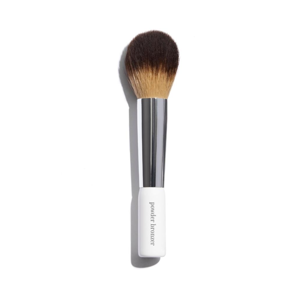 Kjaer Weis Powder Bronzer/Glow Brush -Sivellin Aurinkopuuterille ja Korostustuotteelle