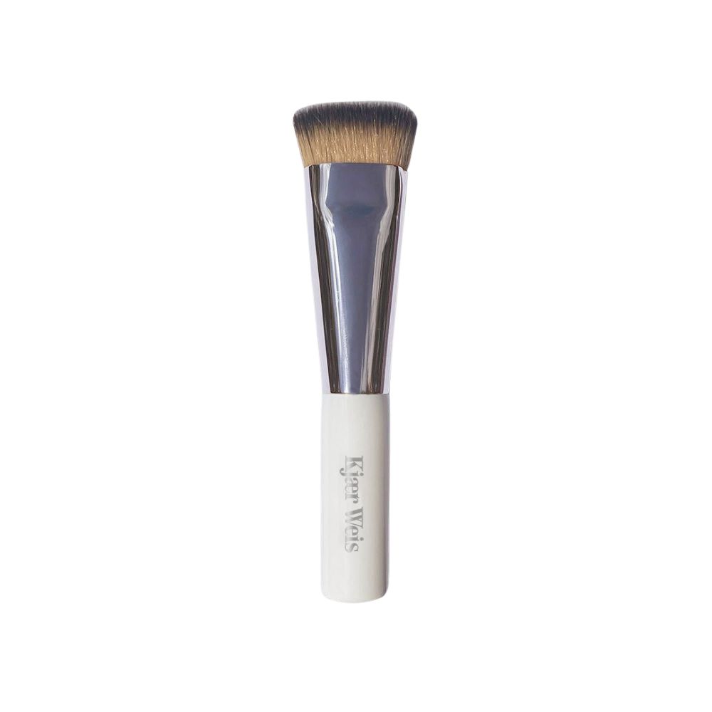 Kjaer Weis Buffer Glow Brush -Sivellin Korostustuotteiden levittämiseen